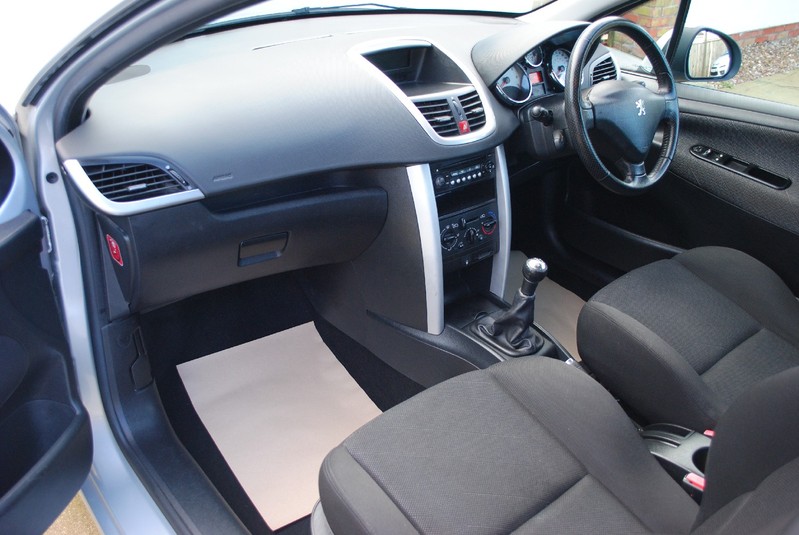 PEUGEOT 207