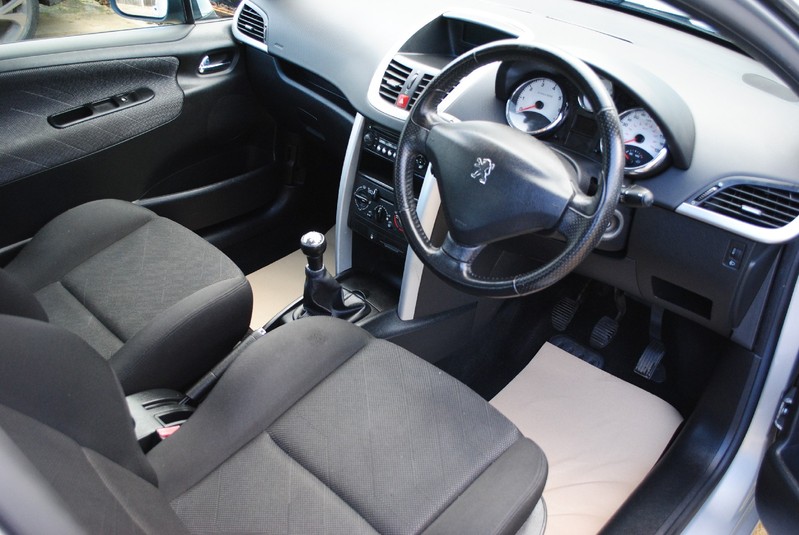 PEUGEOT 207